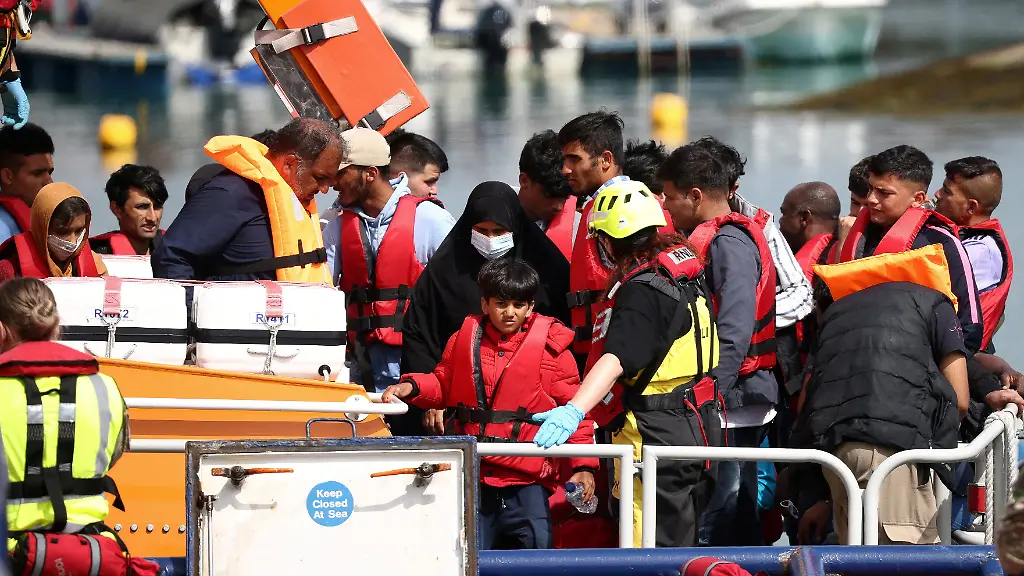 2022-12-13T143433Z-2114670859-RC215Y9G6SPU-RTRMADP-3-BRITAIN-IMMIGRATION