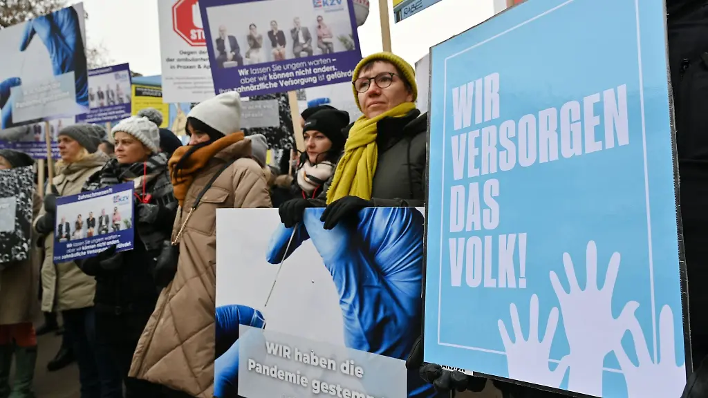 Teilnehmer-einer-Kundgebung-von-Aerzten-und-Apothekern-stehen-vor-dem-Thueringer-Landtag