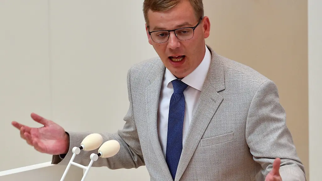 Sebastian-Walter-Die-Linke-spricht-im-Landtag