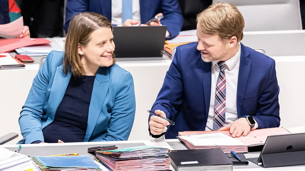 Julia-Willie-Hamburg-Buendnis-90-Die-Gruenen-l-Kultusministerin-von-Niedersachsen-und-Gerald-Heere-Buendnis-90-Die-Gruenen-r-Finanzminister-von-Niedersachsen-im-niedersaechsischen-Landtag
