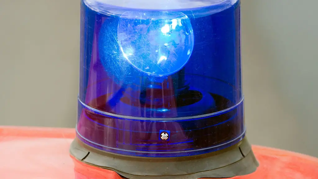 Ein-Blaulicht-auf-einem-Feuerwehrwagen