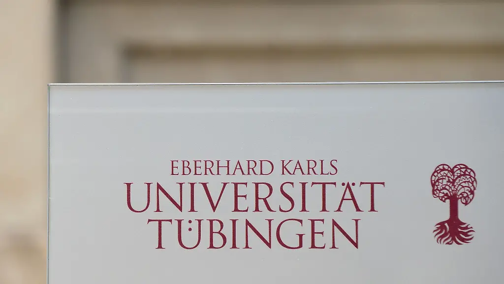 Ein-Schild-weisst-auf-die-Eberhard-Karls-Universitaet-Tuebingen-hin