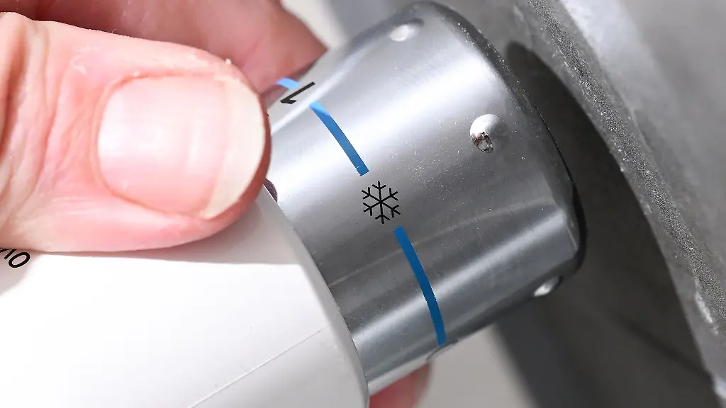 Ein-Thermostat-an-einer-modernen-Heizung-in-einer-Wohnung