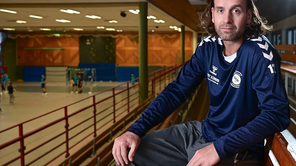 Silvio-Heinevetter-Handball-Torhueter-beim-TVB-Stuttgart-bei-einem-Interview-in-der-Sporthalle-des-TVB-Stuttgart