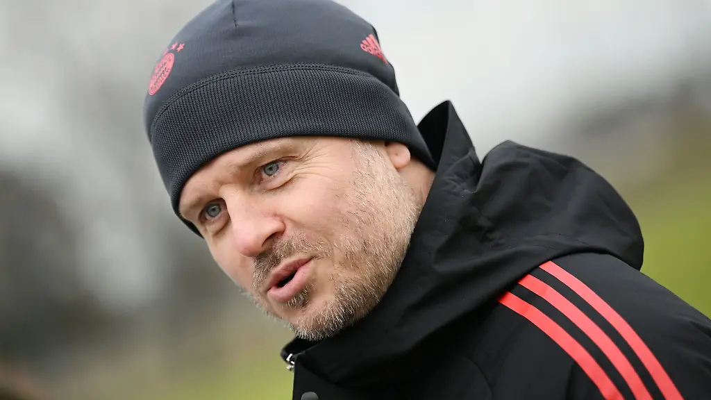 Der-Trainer-der-Frauen-des-FC-Bayern-Muenchen-Alexander-Straus-beim-Training