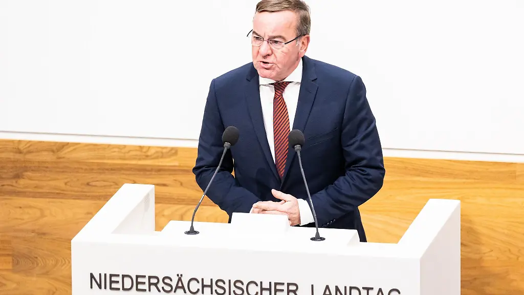 Boris-Pistorius-SPD-Innenminister-von-Niedersachsen-spricht-im-Plenarsaal-vom-niedersaechsischen-Landtag-waehrend-einer-Sitzung