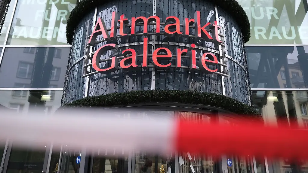 Absperrband-der-Polizei-haengt-vor-dem-geschlossenen-Einkaufszentrum-Altmarkt-Galerie