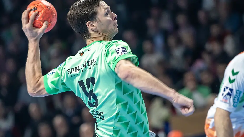 Hans-Lindberg-wirft-den-Ball-auf-das-Tor