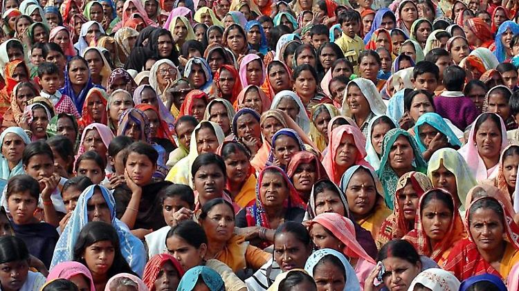 Gläubige Hindus bei einer Kundgebung in Indien. Das Land ist nach den Bevölkerungszahlen das zweitgrößte der Welt.