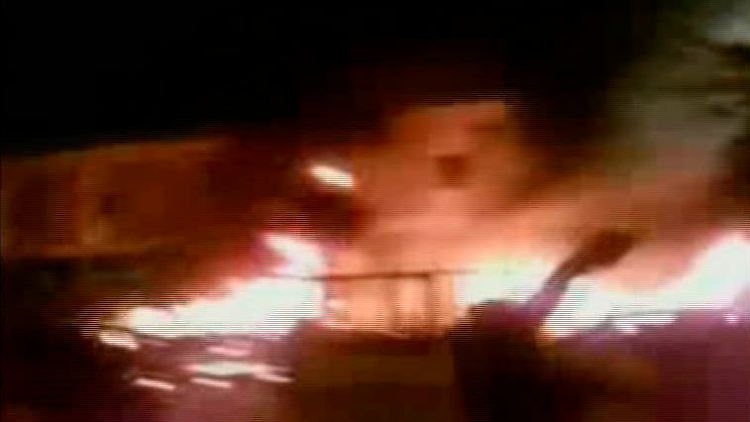 Mit Mobiltelefonen werden Fotos aufgenommen und im Internet verbreitet. Hier steht eine Polizeistation in Tripolis in Flammen.