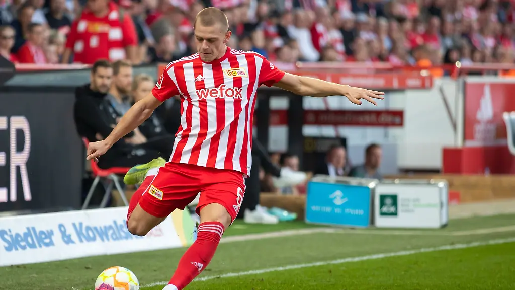 Julian-Ryerson-von-Union-Berlin-spielt-den-Ball