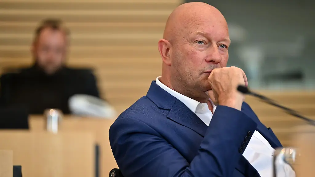 Thomas-Kemmerich-Sprecher-der-FDP-Gruppe-sitzt-im-Plenarsaal-des-Thueringer-Landtags