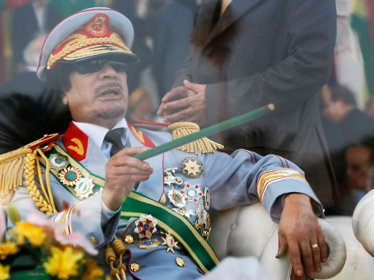 Gaddafi sitzt im Glashaus. Wenn er geht, fällt wahrscheinlich auch die gesamte Familien-Dynastie zusammen.