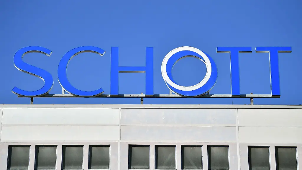 Schott-steht-am-Dach-des-Gebaeudes-auf-dem-Gelaende-eines-Produktionsstandortes-der-Schott-AG