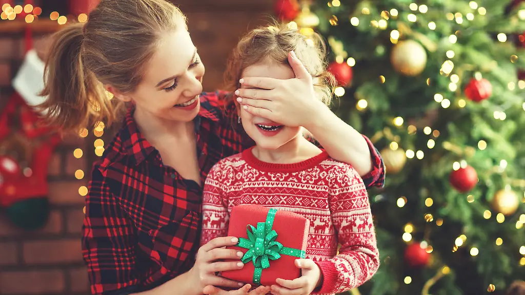 Ueberraschung-fuer-Kids-Ueber-Weihnachtsgeschenke-freuen-sich-Kinder-an-Heiligabend-ganz-besonders