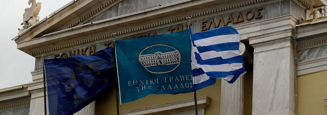 Die Fahne der griechischen Zentralbank zwischen der griechischen Nationalflagge und der Europa-Flagge.
