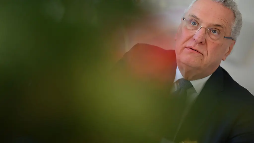 Der-Bayerische-Innen-und-Sportminister-Joachim-Herrmann-CSU-spricht-bei-einer-Medienrunde