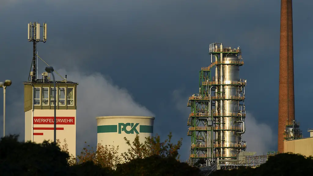 2022-10-01T172317Z-1498839886-RC2HSW9CJG2Q-RTRMADP-3-UKRAINE-CRISIS-GERMANY-REFINERY