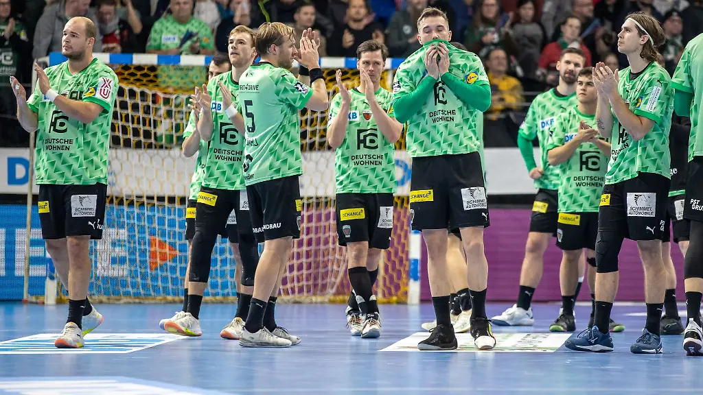 Spieler-der-Fuechse-Berlin-bedanken-sich-nach-der-Niederlage-gegen-Magdeburg-bei-den-Zuschauern