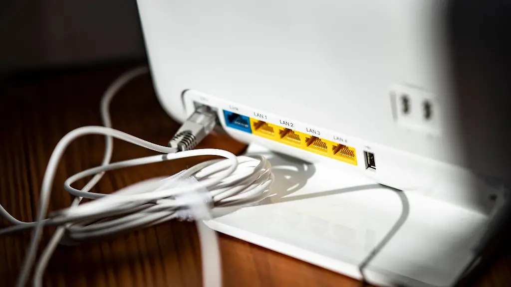 Ein-LAN-Kabel-steckt-in-einem-Router