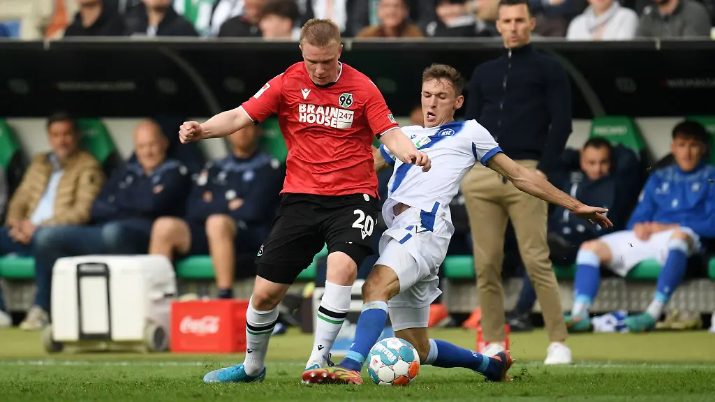 Philipp-Ochs-l-von-Hannover-und-Benjamin-Goller-von-Karlsruhe-kaempfen-um-den-Ball