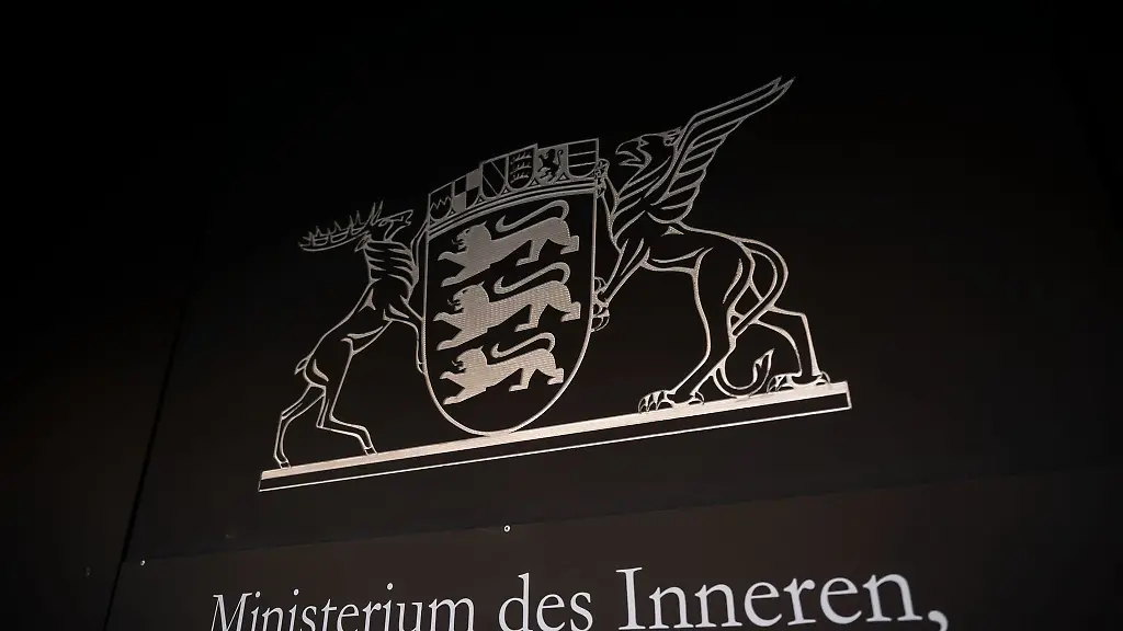 Blick-auf-ein-Schild-am-baden-wuerttembergischen-Innenministerium