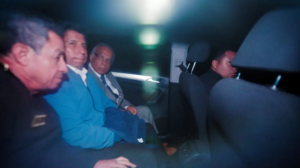 2022-12-08T023402Z-357741073-RC281Y98315G-RTRMADP-3-PERU-POLITICS-CASTILLO