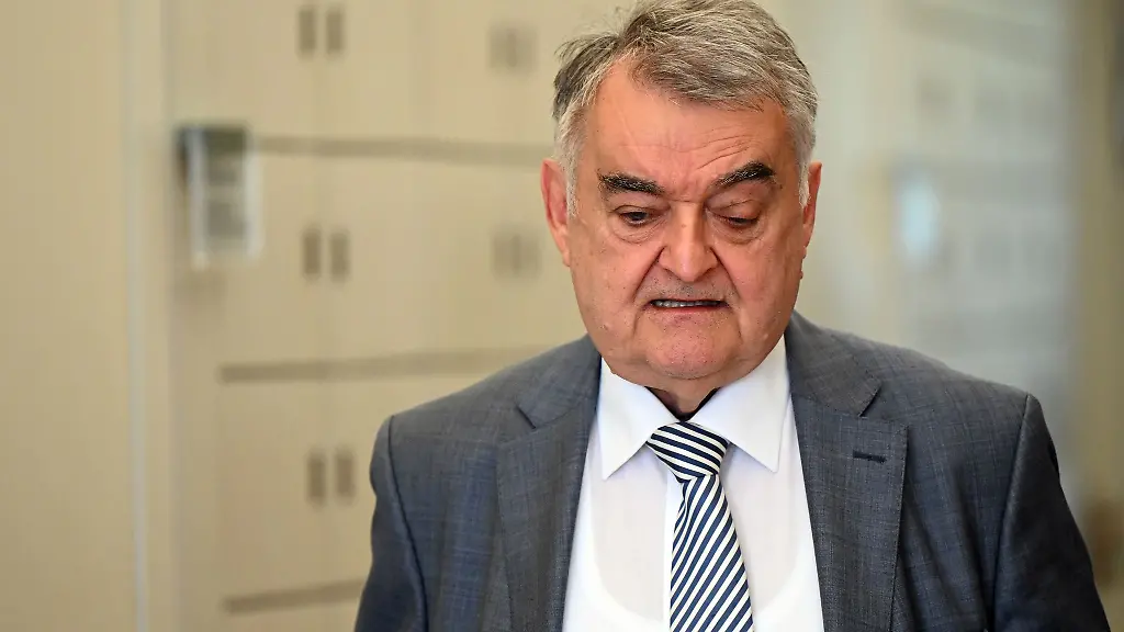 Herbert-Reul-geht-durch-den-Landtag