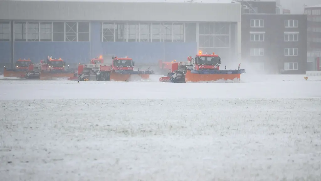 Raeumfahrzeuge-befreien-die-Landebahn-am-Hamburger-Flughafen-von-Schnee