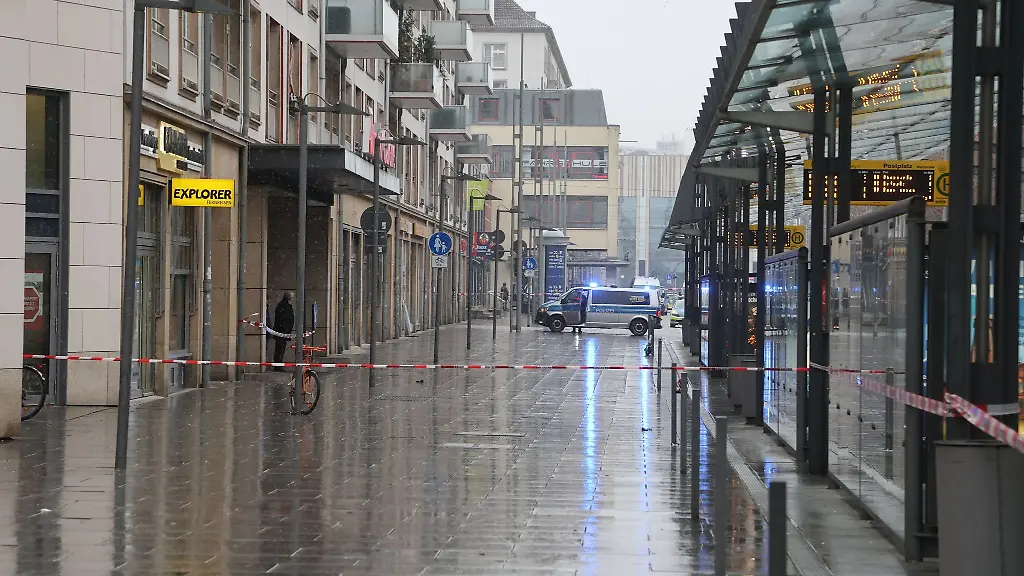Das-Gelaende-um-die-Altmarkt-Galerie-ist-durch-die-Polizei-abgesperrt