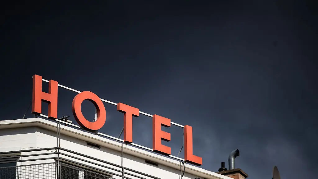 Dunkle-Wolken-ziehen-ueber-einem-Hotel-hinweg