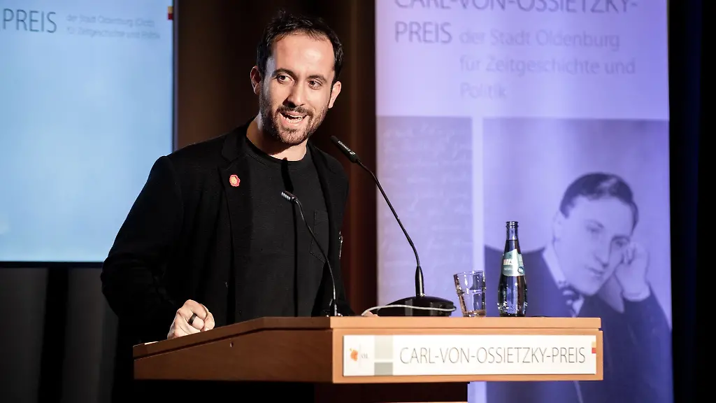Der-Pianist-Igor-Levit-spricht-zum-Publikum-nachdem-er-den-Carl-von-Ossietzky-Preis-erhalten-hat