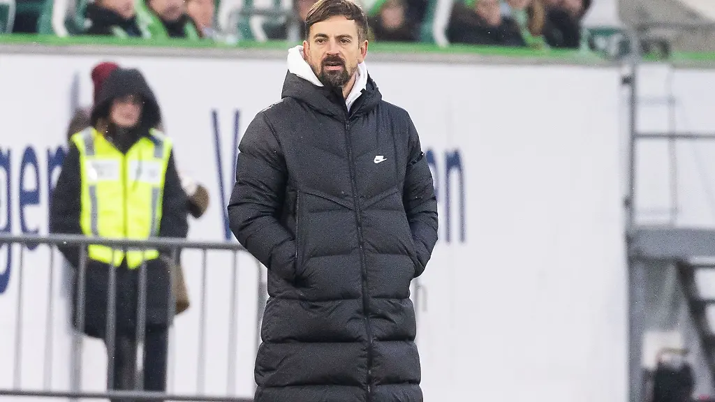 Frankfurts-Trainer-Niko-Arnautis-steht-waehrend-des-Spiels-am-Spielfeldrand