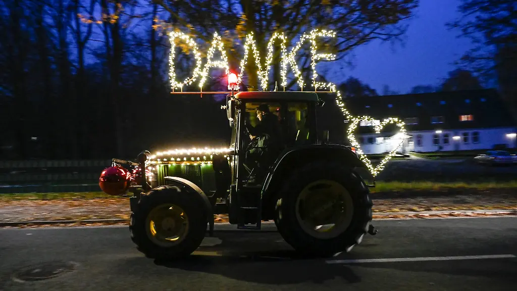 Ein-Trecker-faehrt-bunt-beleuchtet-und-geschmueckt-bis-in-die-Bremer-Innenstadt