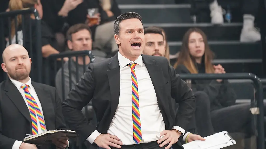 Hamburgs-Trainer-Raoul-Korner-steht-am-Spielfeldrand