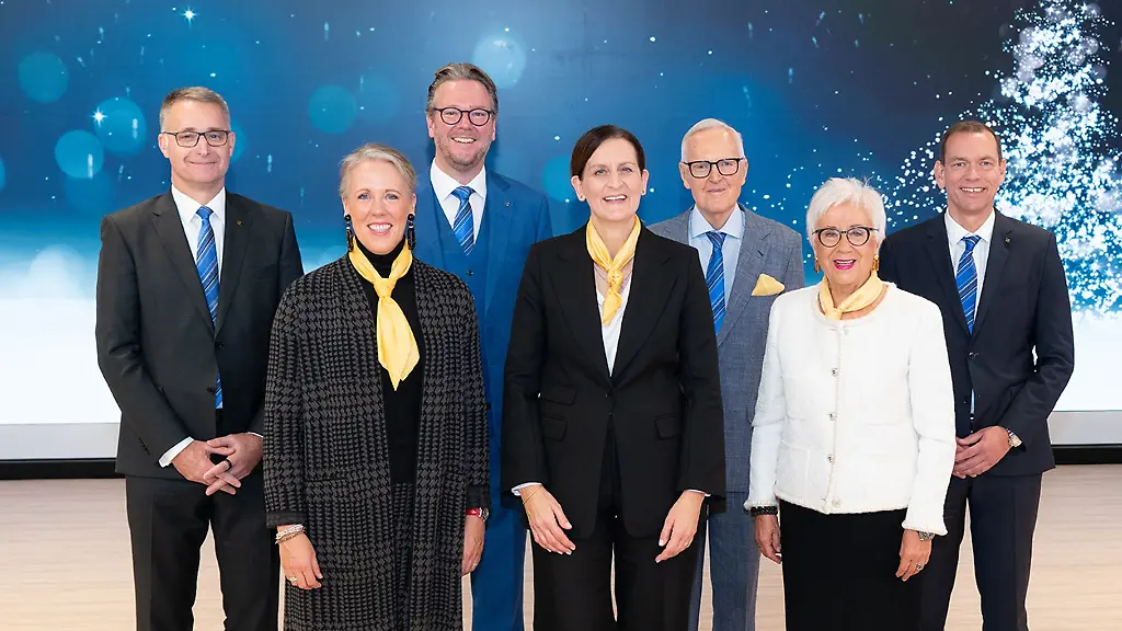 Familie-Harting-und-der-Vorstand-der-HARTING-Technologiegruppe-freuen-sich-ueber-das-Umsatzwachstum