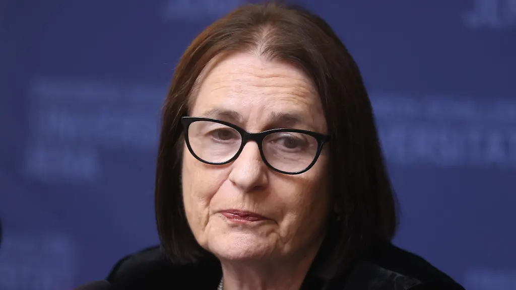 Irina-Scherbakowa-sitzt-bei-einer-Pressekonferenz