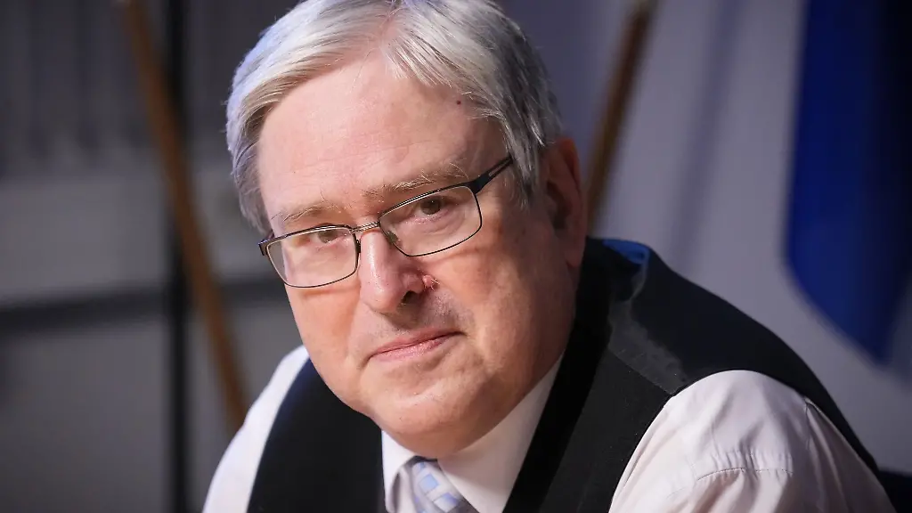 Joerg-Steinbach-SPD-Brandenburger-Minister-fuer-Wirtschaft-Arbeit-und-Energie-posiert-waehrend-eines-dpa-Interviews