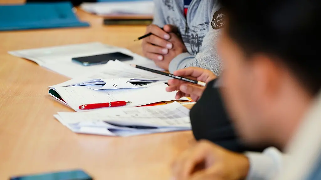 Fluechtlinge-sitzen-in-der-Aufnahmeeinrichtung-fuer-Asylbegehrende-Afa-waehrend-des-Deutschunterrichts