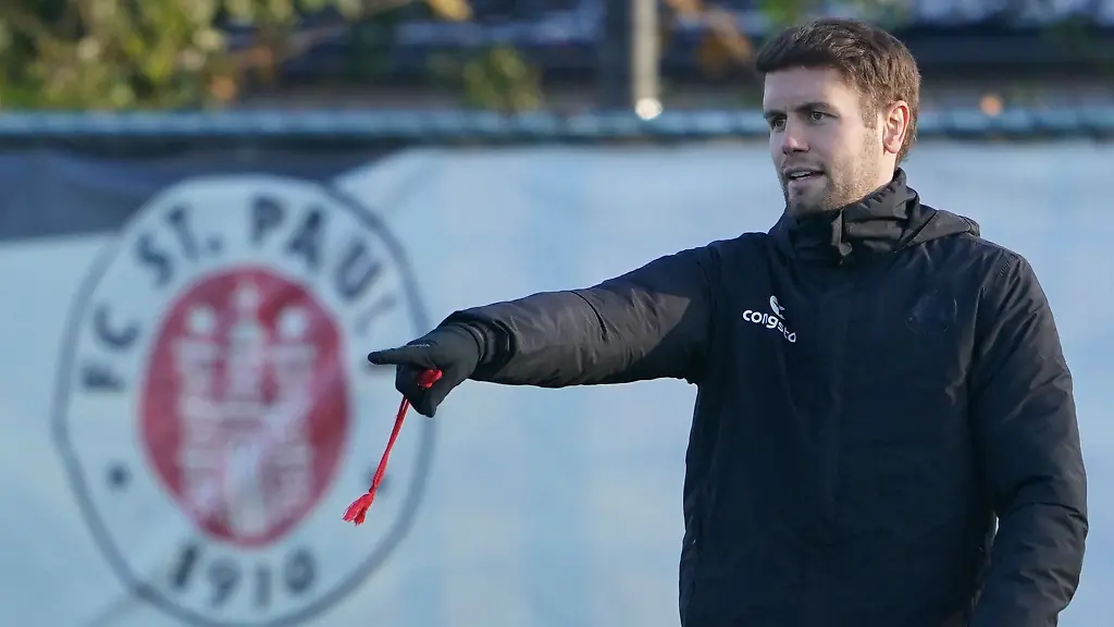 St-Paulis-Interims-Trainer-Fabian-Huerzeler-gestikuliert-auf-dem-Trainingsplatz