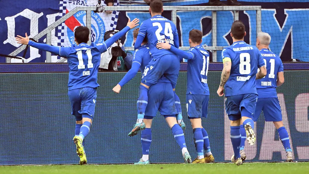 Die-Karlsruher-Mannschaft-jubelt-nach-einem-Treffer