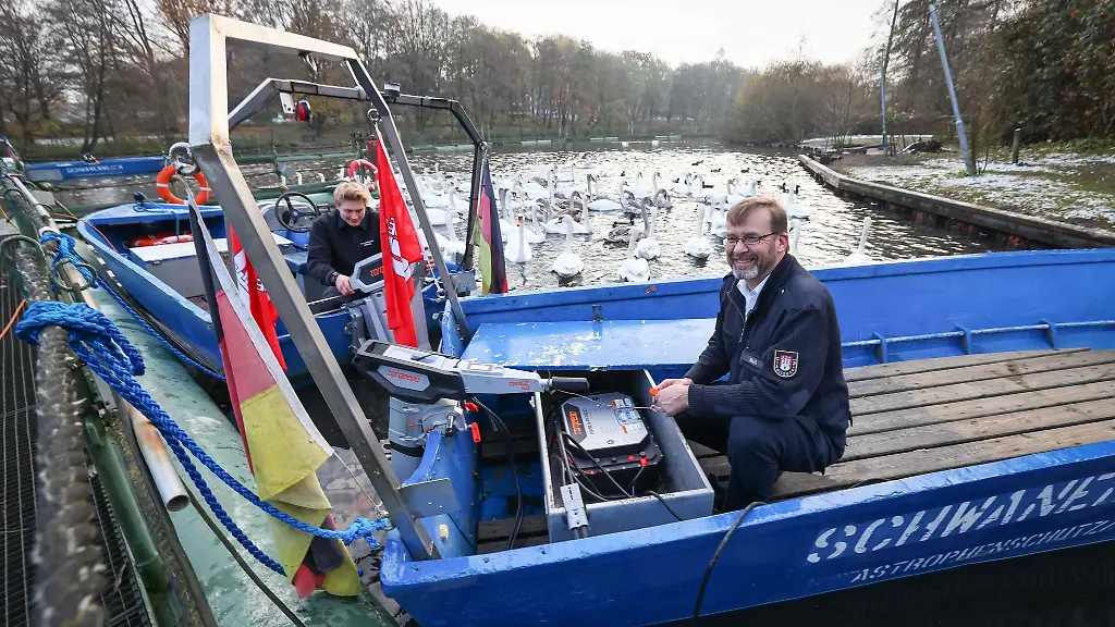 Schwanenvater-Olaf-Niess-r-und-sein-Mitarbeiter-Paul-Lukas-Lueken-in-Booten-mit-neuen-E-Motoren