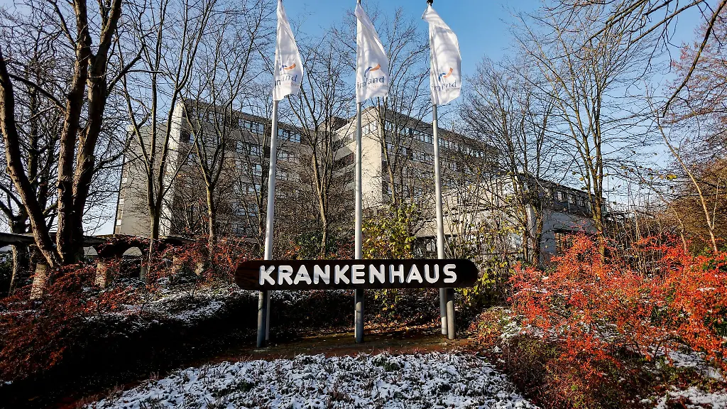 Fahnen-mit-dem-Klinik-Logo-wehen-vor-dem-Haupteingang-der-Imland-Klinik