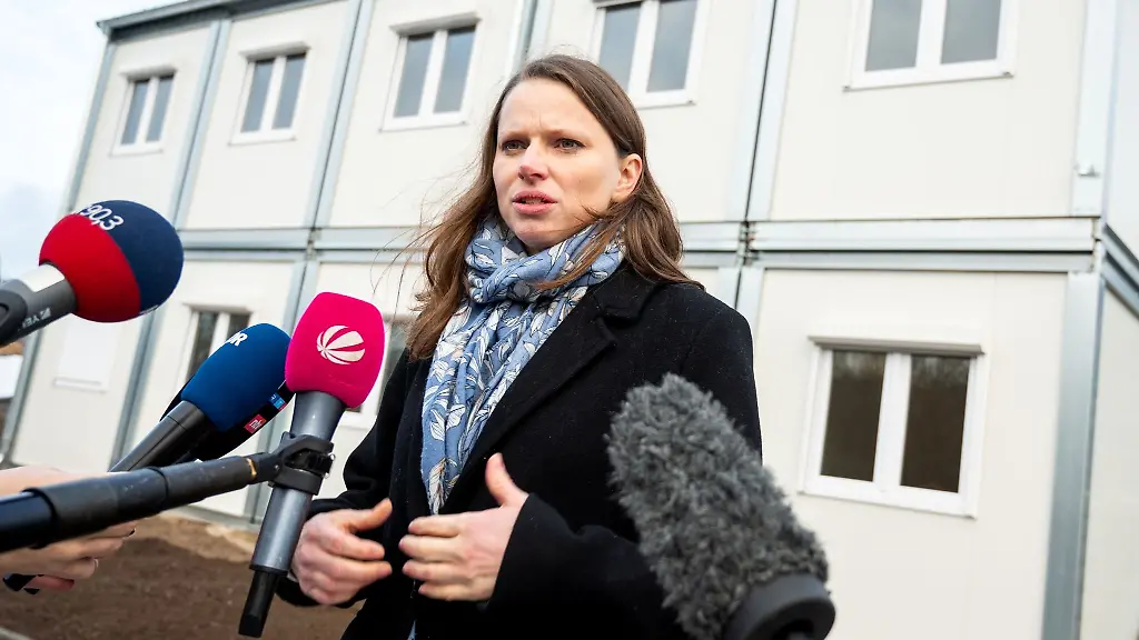 Sozialsenatorin-Melanie-Leonhard-steht-vor-dem-Neubau-einer-Unterkunft-fuer-Gefluechtete
