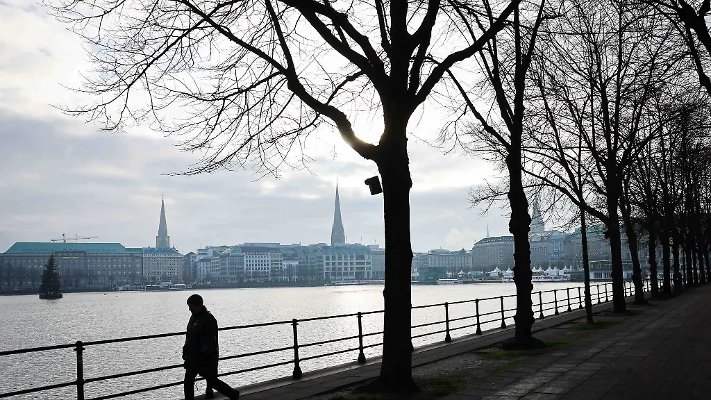 Das-Abfeuern-von-Feuerwerksraketen-bleibt-in-der-Silvesternacht-rund-um-die-Binnenalster-verboten