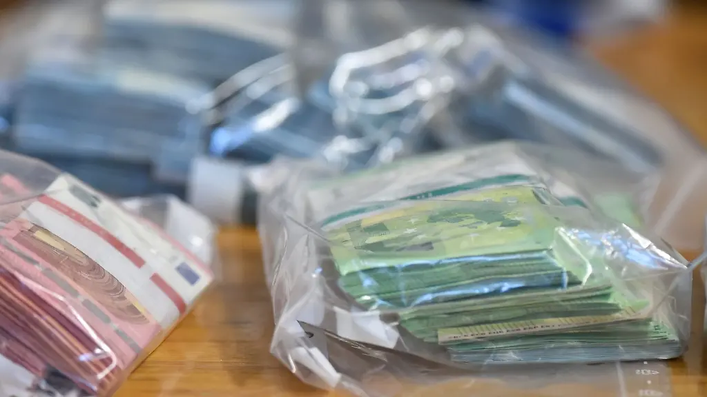 Sichergestelltes-Bargeld-liegt-bei-der-Polizei-auf-einem-Tisch