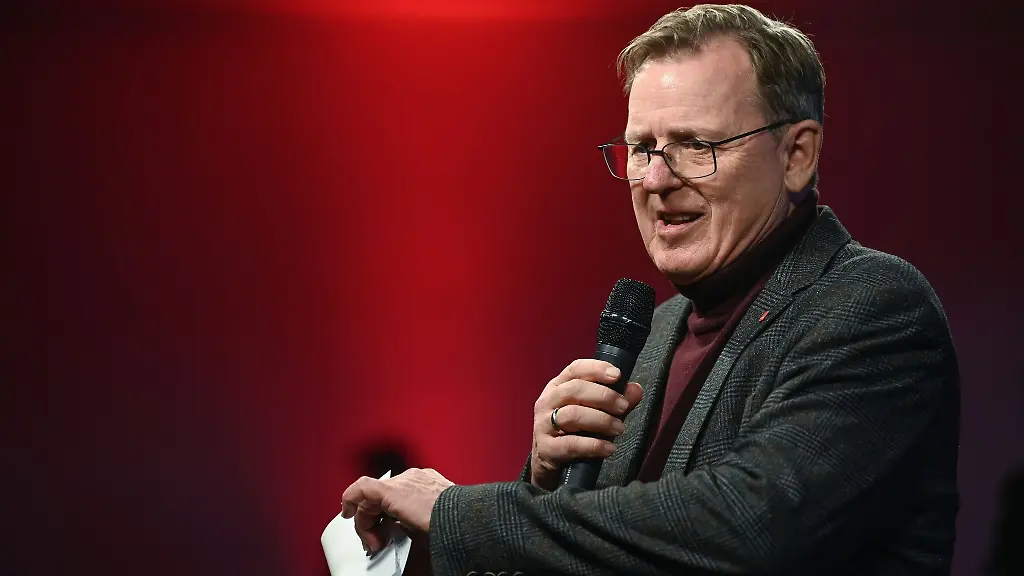 Thueringens-Ministerpraesident-Bodo-Ramelow-spricht-zu-den-Genossen-seiner-Partei-Die-Linke