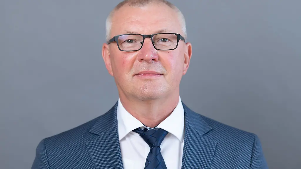 Lothar-Waehler-AfD-Landtagsabgeordneter-steht-anlaesslich-der-konstituierenden-Sitzung-des-Landtags-vor-einer-Fotowand