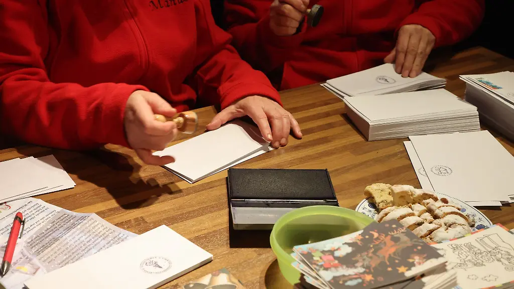 Briefe-werden-beantwortet-im-Weihnachtsmannpostamt-in-Himmelsberg