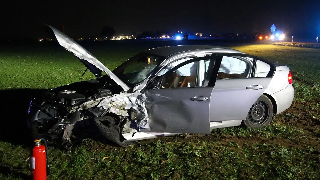 Eines-der-beteiligten-Fahrzeuge-steht-zerstoert-auf-einem-Feld